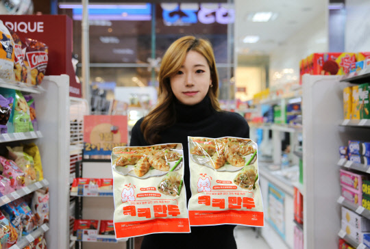 모델이 'ㅋㅋ만두'를 들고 포즈를 취하고 있다. GS25 제공
